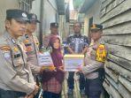 Polsek-Tempuling-memberikan-bantuan-sembako.jpg