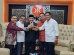 Presiden-PKS-Ahmad-Syaikhu-menyerahkan-SK-kepada-Adam.jpg