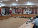 Rapat-di-ruang-medium-DPRD-Riau-berujung-ricuh.jpg