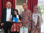 Rektor-Unilak-Prof-Junaidi-bersama-Siswi-SLB-Khairani-dan-kedua-orangtuanya.jpg