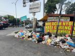 Sampah_menumpuk_di_persimpangan__Jalan_Garuda-Jalan_HR_Soebrantas.jpg