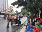 Satpol-PP-tertibkan-pedagang-pasar-tumpah-jalan-ahmad-yani-pekanbaru.jpg