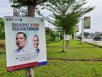 Satu-APS-kandidat-Paslon-Pilwako-Pekanbaru-tahun-2024-terpasang-di-pohon.jpg