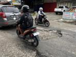 Satu-ruas-jalan-rusak-di-Jalan-Belimbing-Kota-Pekanbaru-Jumat-1992025.jpg