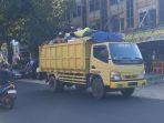 Satu_unit_truk_pengangkut_sampah_melintas_di_Jalan_Rajawali_Pekanbaru.jpg