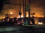 Sejumlah-bangunan-yang-terbakar-setelah-massa-pembawa-jenazah-mantan-Gubernur-Papua-Lukas-Enembe.jpg