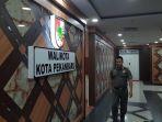 Seorang-petugas-melintas-di-depan-ruang-Wali-Kota-Pekanbaru.jpg