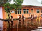 Siswa-SMK-An-Nur-Kuala-Selat-Inhil-banjir.jpg