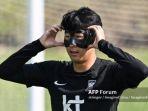Son-Heung-min-mengenakan-topeng-saat-Timnas-Korea-Selatan-berlatih.jpg