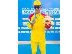 Sprinter-difabel-Riau-Agus-Ronico-Mendrofa-dengan-medali-yang-diraih.jpg