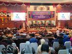 Suasana-Paripurna-di-DPRD-Riau-pengucapan-sumpah-PAW-Magdalisni.jpg