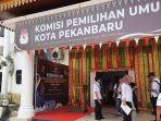 Suasana-di-depan-KPU-Pekanbaru-Jalan-Datuk-Setia-Maharaja.jpg