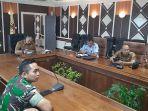 Suasana-rapat-inflasi-daerah-di-ruang-kerja-Wali-Kota-Pekanbaru-Rabu-3122024.jpg