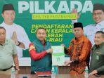 Suhardiman-Amby-terima-sk-dari-PKB.jpg