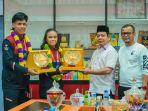 Syafaruddin-Poti-menerima-atlet-sepak-takraw-di-DPRD-Riau.jpg