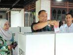 Taufik_Arrakhman_melaksanakan_hak_pilih_Pilwako_Pekanbaru_2024.jpg