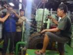 Teknisi-sedang-melakukan-proses-perbaikan-mesin-KMP-Mutiara-Pertiwi.jpg
