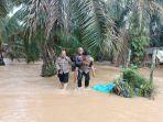Tiga_Lansia_Dievakuasi_dari_Lokasi_Banjir_di_Kotalama_Rohul.jpg