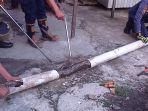 Tim-DPKP-Pekanbaru-Evakuasi-Ular-dari-Saluran-Pembuangan-Milik-Warga.jpg