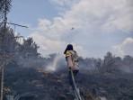 Tim-gabungan-dari-beberapa-instansi-melaksanakan-pemadaman-titik-api-Karhutla.jpg