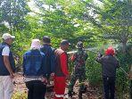 Tim-gabungan-lakukan-pembasahan-lahan-ditengah-terik-panas.jpg