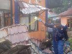 Tim-inafis-Polres-Inhu-memasang-garis-police-line-di-gedung-kantor-KPBD-Inhu.jpg