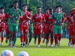 Tim-sepakbola-PON-Riau-menjalani-latihan.jpg