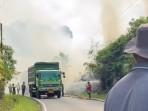 Truk-melintasi-kepulan-asap-karhutla-di-Jalan-Lintas-Riau-Sumbar.jpg