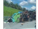 Truk-pengangkut-sayur-terguling-di-jalan-Tol-Permai.jpg