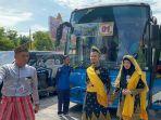 Unik_Wako_Agung_Nugroho_Bersama_Rombongan_Naik_Bus_TMP_ke_Lokasi_Rapat_Paripurna_HUT_Pekanbaru.jpg