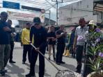 Wabup-Rohil-Jhony-Charles-gotong-royong-bersama-petugas-kebersihan-DLH-Rohil.jpg