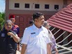 Wabup-Rohul-Syafrudin-Poti-saat-meninjau-lokasi-korban-angin-puting-beliung.jpg
