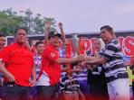 Wabup-Rohul-Syafrudin-Poti-serah-piala-Turnamen-Mini-Soccer-Arbet-Cup-VII.jpg