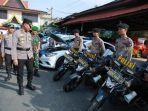 Wakapolres-Inhil-Kompol-Riski-Hidayat-melakukan-cek-pasukan-dan-kendaraan.jpg