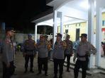 Wakapolres-Kompol-Rizki-Hidayat-memeriksa-kesiapan-personel.jpg