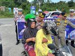 Wakapolres-Rohul-Kompol-Rahmat-Hidayat-tengah-memasangkan-helm.jpg