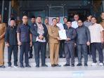 Wakil-Wali-Kota-Pekanbaru-Markarius-Anwar-tengah-baris-depan-foto-bersama.jpg