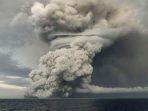 abu-naik-ke-udara-setelah-letusan-gunung-berapi-bawah-laut-yang-kuat-di-pasifik-selatan.jpg