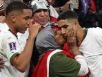 achraf-hakimi-dicium-ibunya-di-piala-dunia-2022.jpg