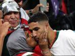 achraf-hakimi-dicium-ibunya-usai-maroko-mengalahkan-belgia-di-babak-penyisihan-grup-f.jpg