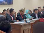 afni-irving-berdampingan-sidang-di-MK.jpg