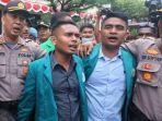 akbp-ari-lasta-irawan-dan-mahsiswa-bersalawat-usai-demo-di-gedung-dprk.jpg