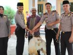 akbp-restika-pn-salurkan-kambing-kurban-ke-masjid-at-taqwa-dumai_20180822_122418.jpg
