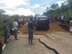 akses-jalan-menuju-candi-muara-takus-terputus-akibat-amblasnya-badan-jalan-3_20171225_142429.jpg