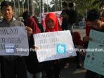 aksi-damai-mahasiswa-peringatan-hari-aids-3-06122015_20151206_112425.jpg