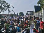 aksi-demo-massa-k-spsi-riau-di-tugu-zapin_20171023_103720.jpg