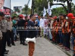 aksi-demo-pemuda-pancasila-di-konsulat-malaysia-pekanbaru-terkait-insiden-bendera-2_20170822_123038.jpg