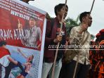 aksi-demo-pemuda-pancasila-di-konsulat-malaysia-pekanbaru-terkait-insiden-bendera_20170822_123026.jpg