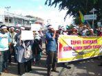 aksi-eks-karyawan-blj-di-depan-kantor-bupati-bengkalis.jpg