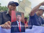 FOTO : Puluhan Orang Melakukan Aksi Jahit Mulut di Depan Kantor Gubernur Riau